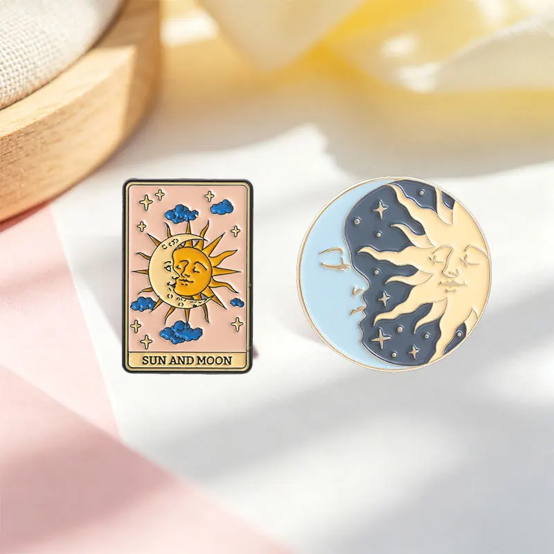 Vintage Brooches Cartoon Tarot Cards Metal Badges Small Gifts Wholesale Bag Pins for Caps Brooch Backpack Pin Lapel Backpacks