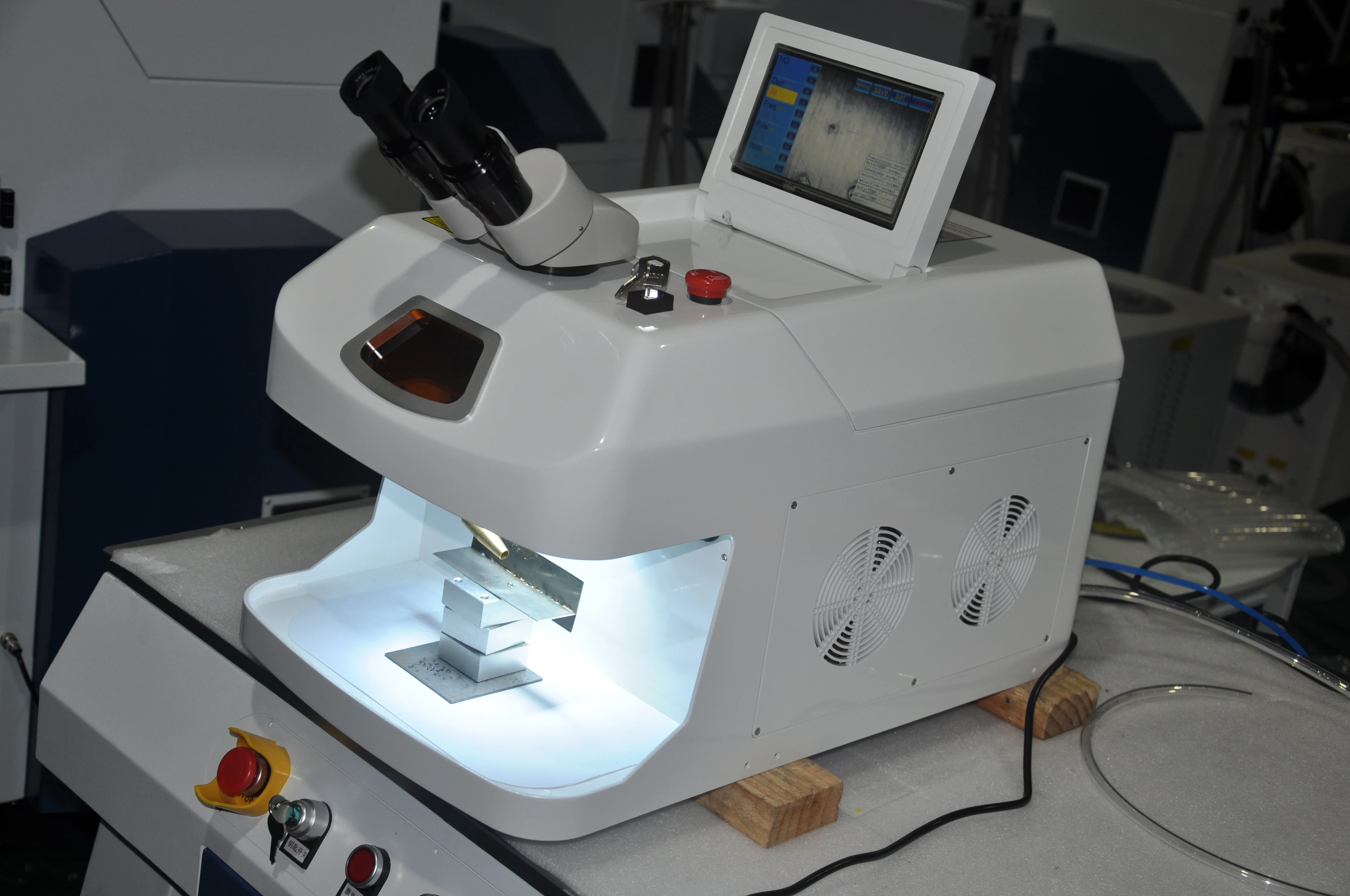 Saldatrice laser portatile 200W Gioielli Yag Laser Saldatore a punti Gioielli