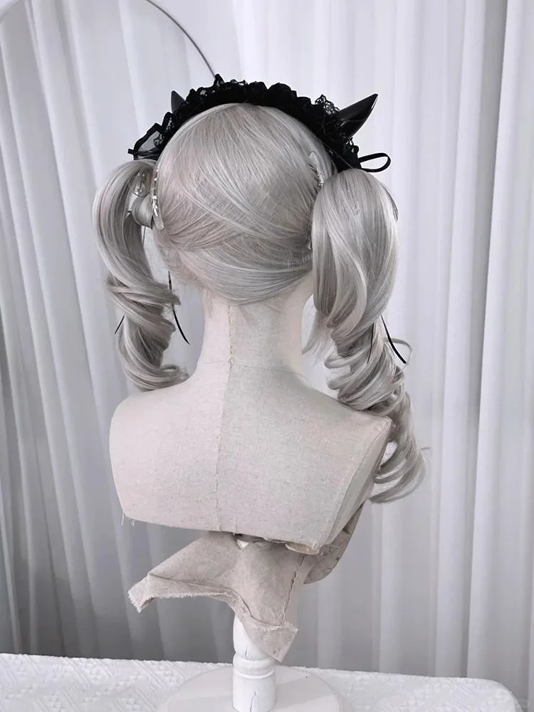 Grijze pruik, lang haar, gesimuleerd hoofd van kunsthaar, anime-spelaccessoires, cosplay, volledig hoofddeksel, krullend haar, fotoshow rekwisieten