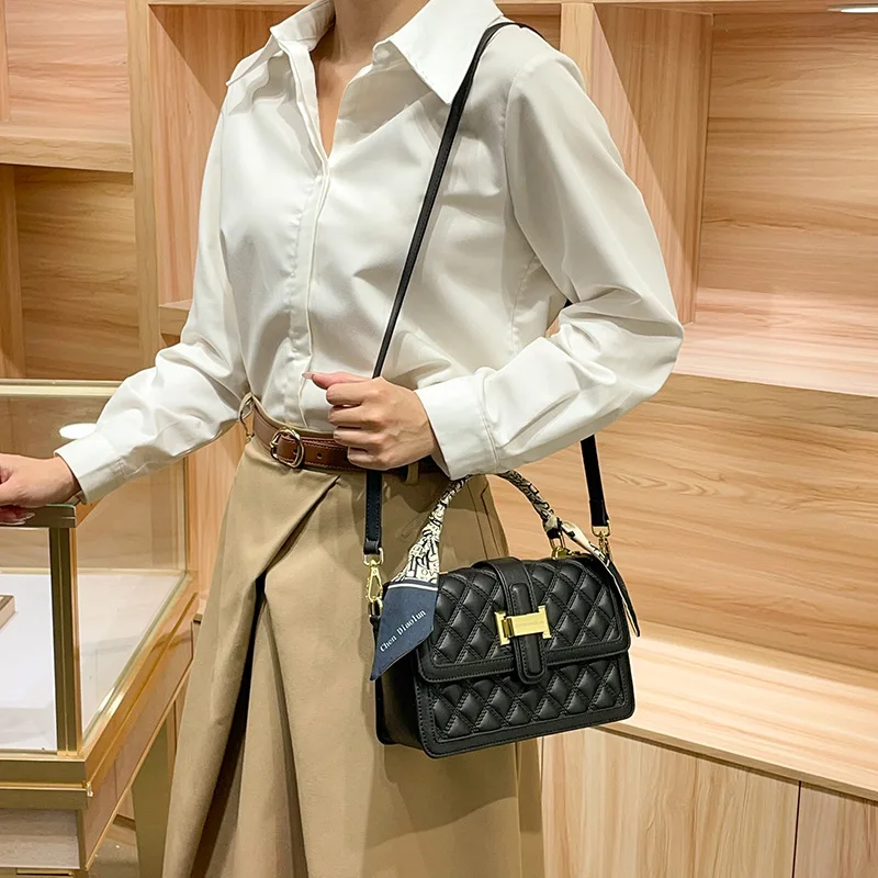

2026 New Trendy Small Bag Women's Quilted Chain Crossbody Bag Hot Selling Handheld Small Square Bag