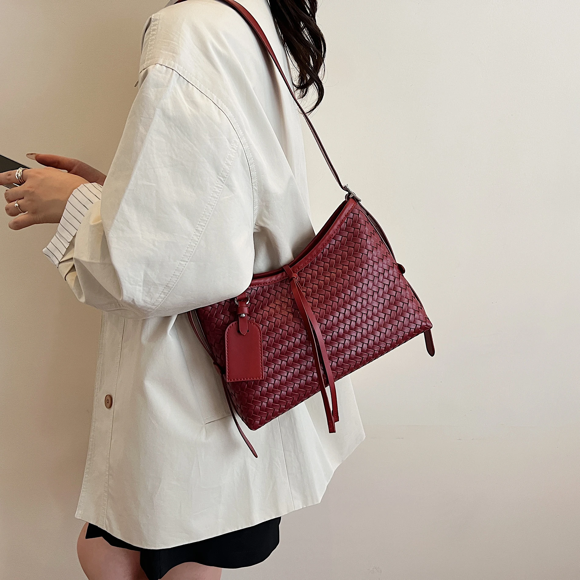 

Light Luxury Niche Women's Bag 2025 New Fashion Woven Bucket Bag Women's High-End Versatile Large-Capacity Armpit Bag