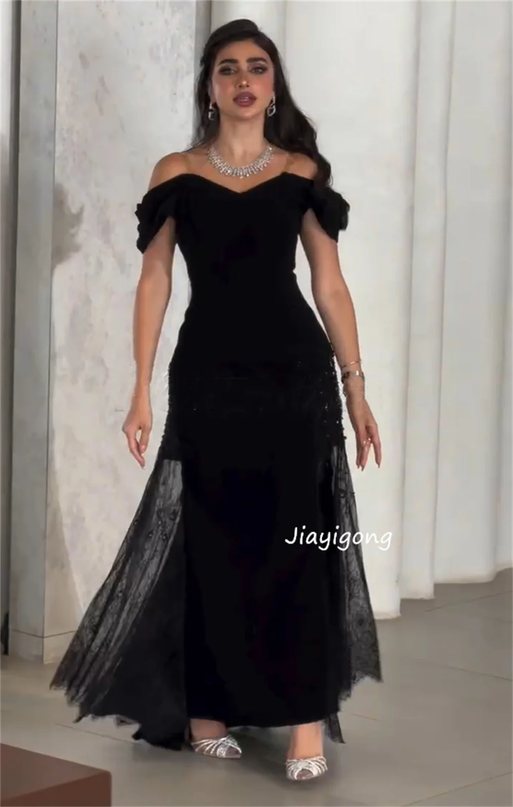 تخصيص أنيقة جيرسي مطرزة نمط مستقيم خارج على الكتف فساتين حفلة موسيقية طويلة مخصصة مناسبة رسمية