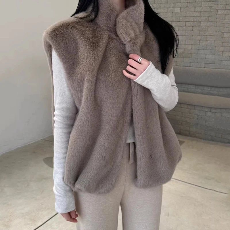 シックな冬のヴィンテージスタイルルーズフィット巾着ノースリーブフェイクミンクベストアウター女性のための韓国通勤スタイルスタンドカラー
