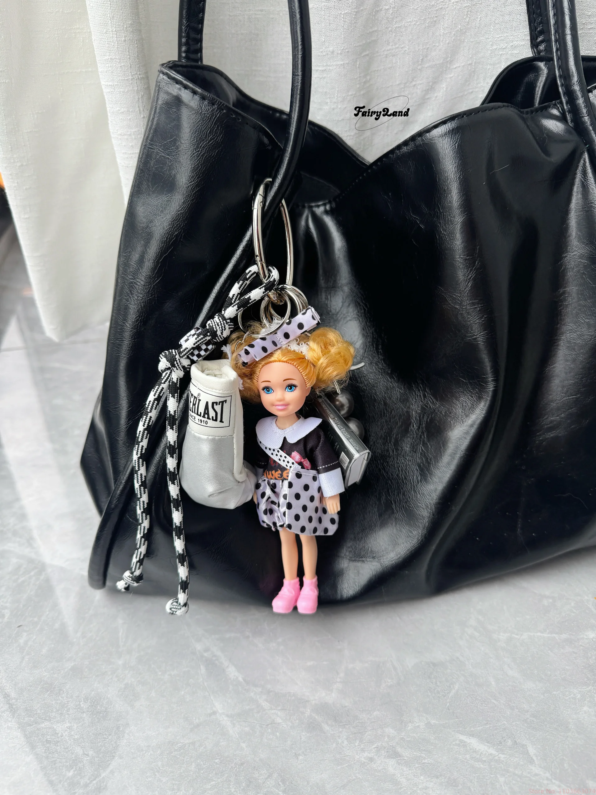 Originele poppentas charme, schattig en meisjesachtig nicheontwerp cadeau met parel zwart-wit accessoire hanger geschenken