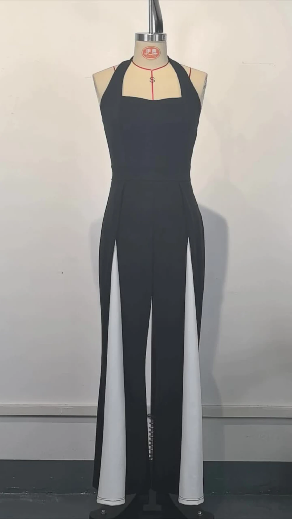 Mono Sexy a la moda europea con espalda descubierta para mujer, mono con cuello Halter recto a rayas blancas y negras, novedad de verano 2025