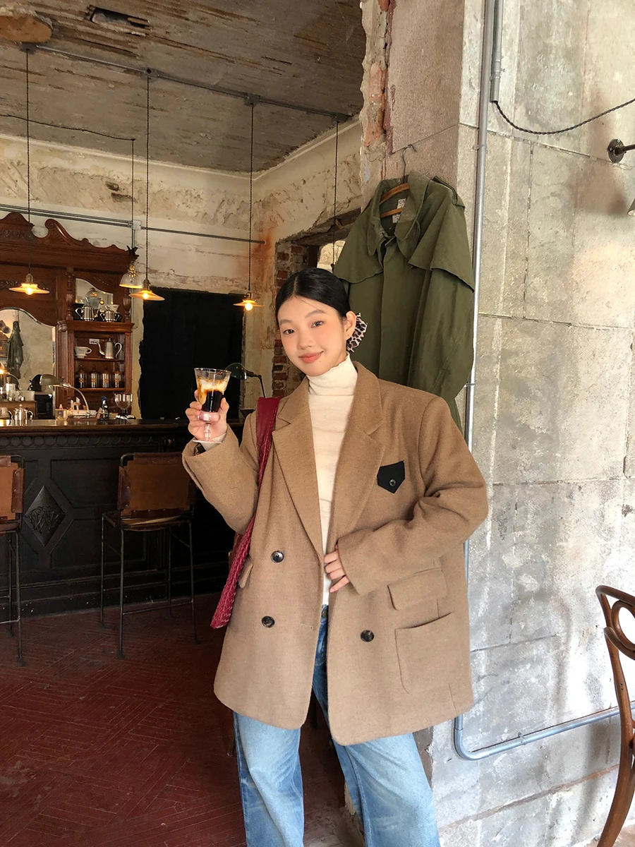 معطف صوف نسائي أحمر من ستوديو المشاهير لخريف وشتاء 2025، تصميم جديد راقي وجميل للغاية بلون القهوة على الطراز الكوري