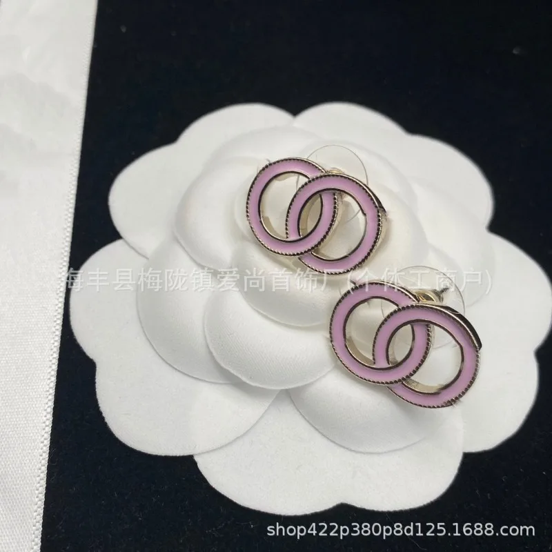 Temperamento francese superiore Orecchini a bottone con perle di lettere tempestate di diamanti lucidi della corte delle celebrità