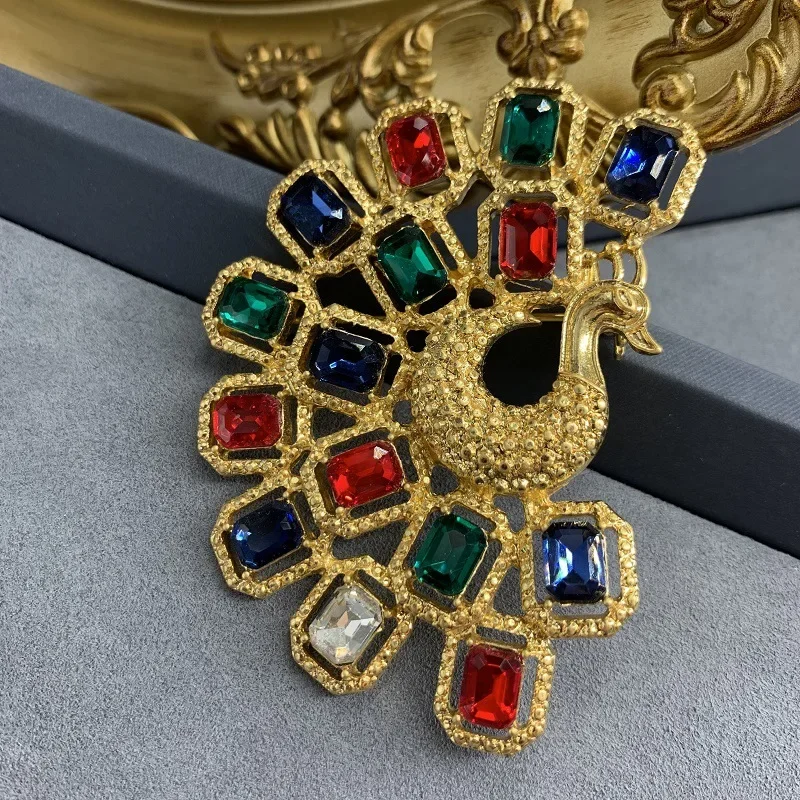 French Vintage Stylish Glass Gold-plated Brooch with Diamond Women's Light Luxury Jewelry