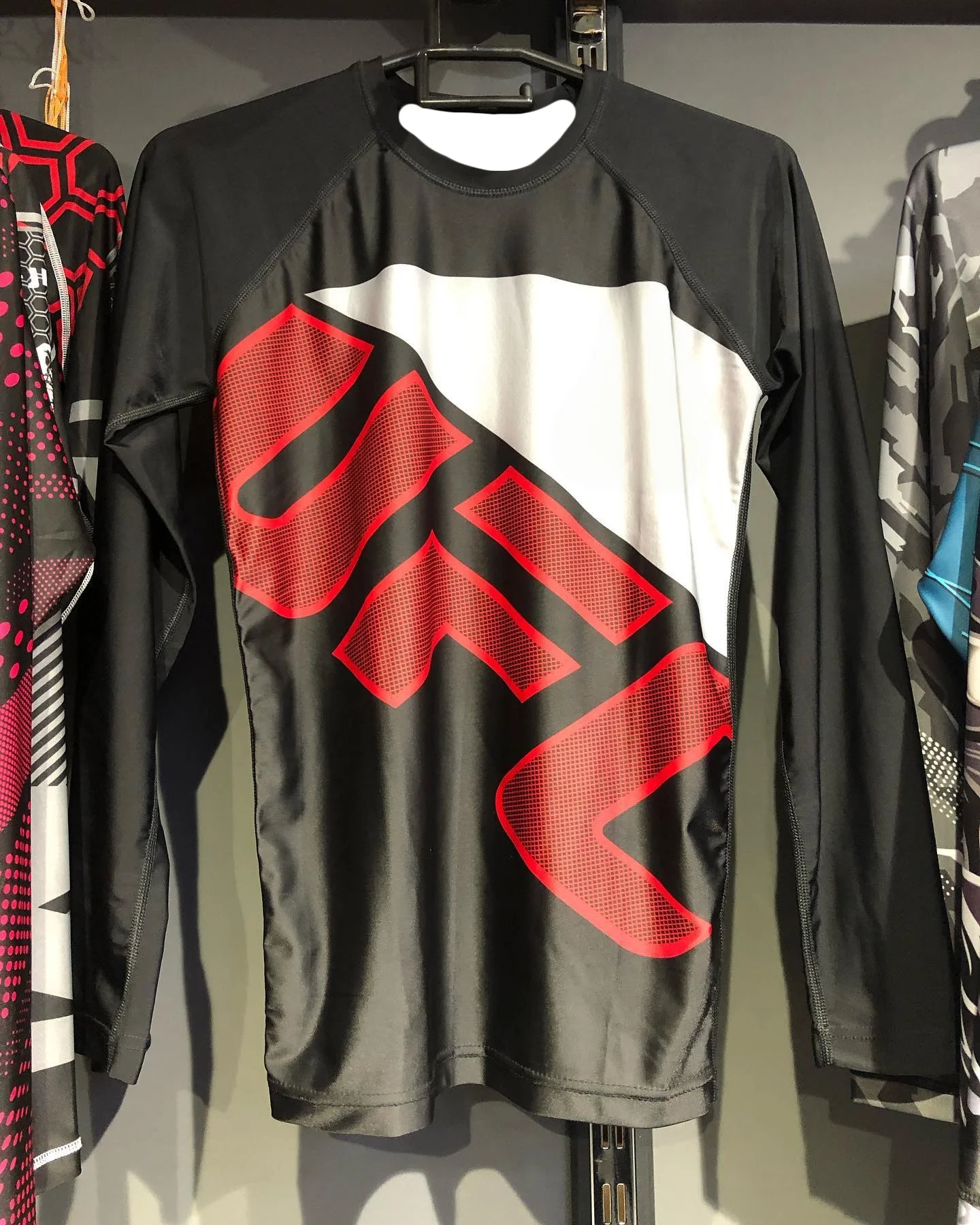 25-26 أحدث تي شيرت رياضي رجالي بأكمام طويلة للملاكمة القتالية UFC الأكثر مبيعًا يسمح بمرور الهواء وعصري وسريع الجفاف