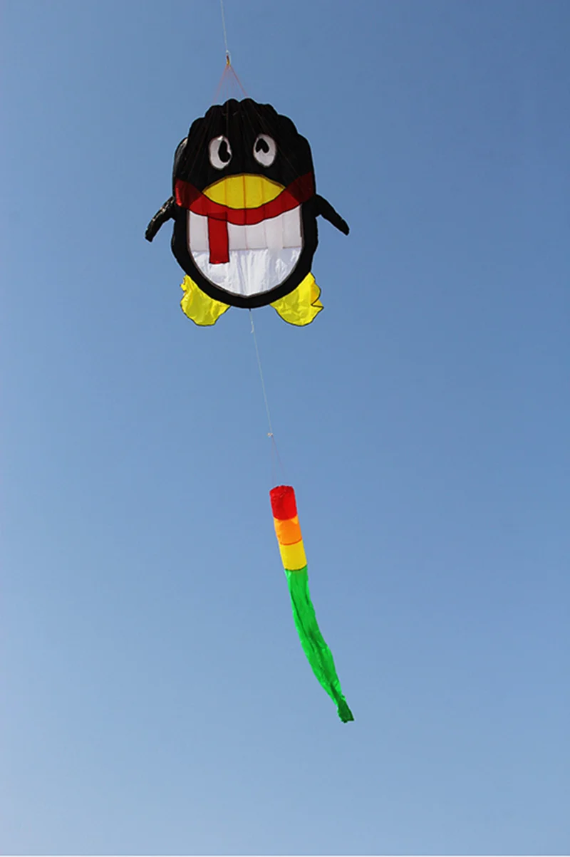 Envío Gratis, pipas de pingüino, juguetes voladores para niños, cometa de dibujos animados, juegos inflables su maymunu atan tabanca lenkdrachen al aire libre