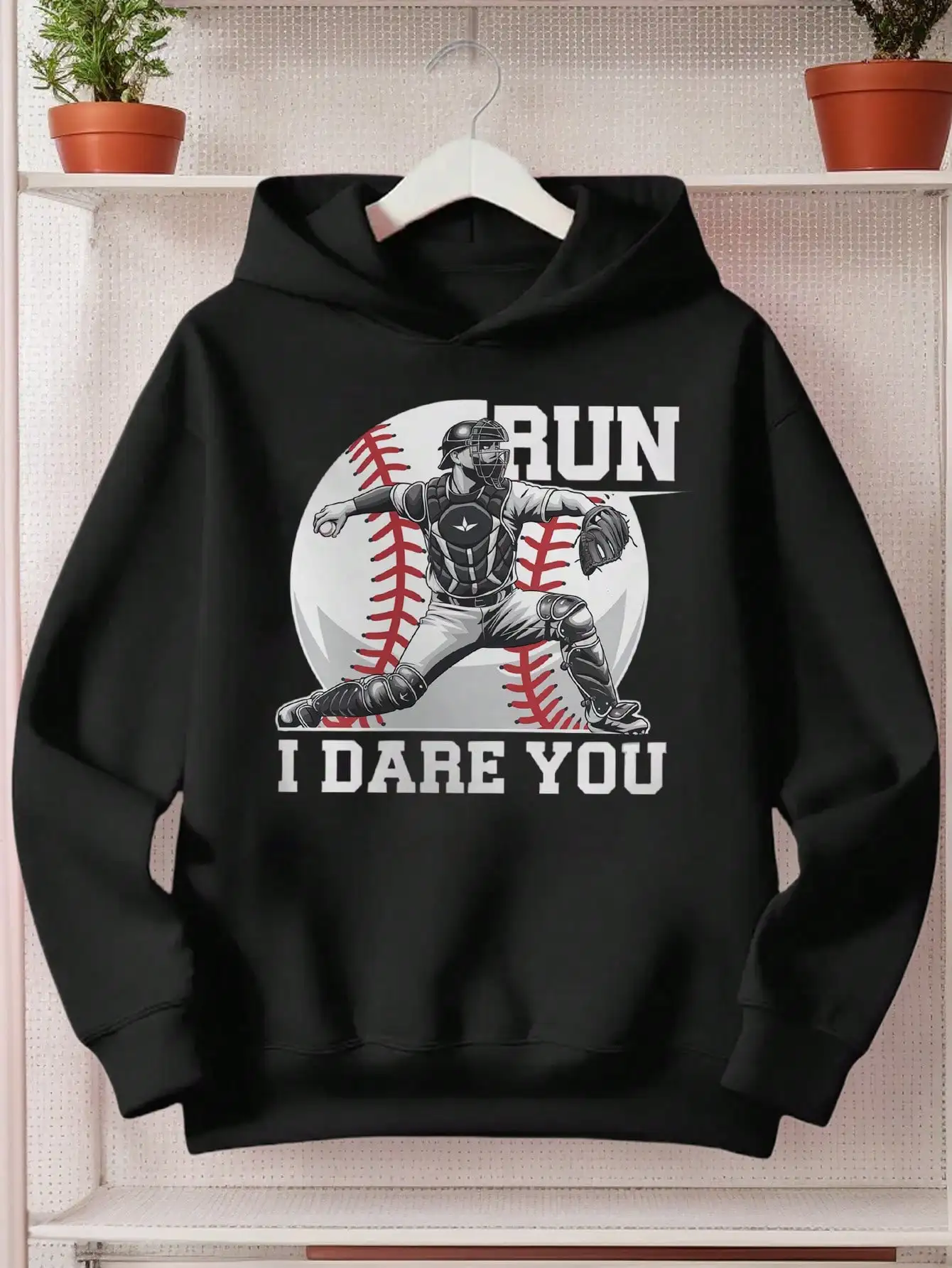 Sudadera con capucha temática de béisbol infantil: silueta de jugador y estampado "KARIN", adecuada para diferentes grupos de edad