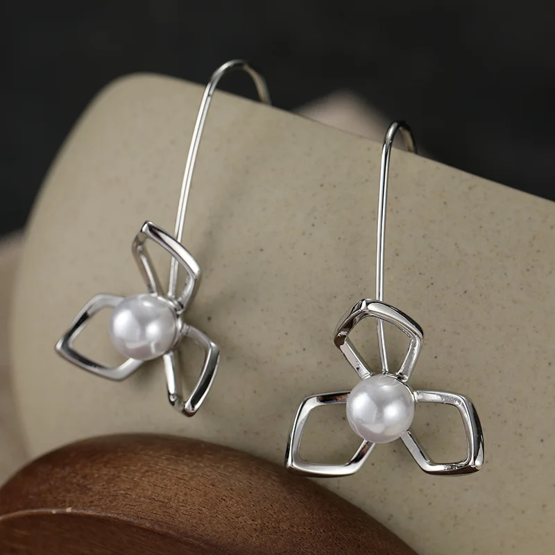 Einfache Damen-Ohrringe mit Ausgeschnittenem Blumenmuster, Hängende Ohrringe mit Imitationsperlen-Einlage in Silberfarbe, Vintage-Schmuck für den Alltag