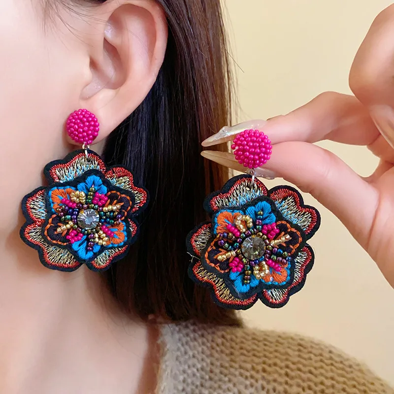 Bunte bestickte Blumenohrringe für Frauen, einzigartige doppelschichtige Reisperlen-Tropfenohrringe im Retro-Ethno-Stil, Reiseschmuck K1