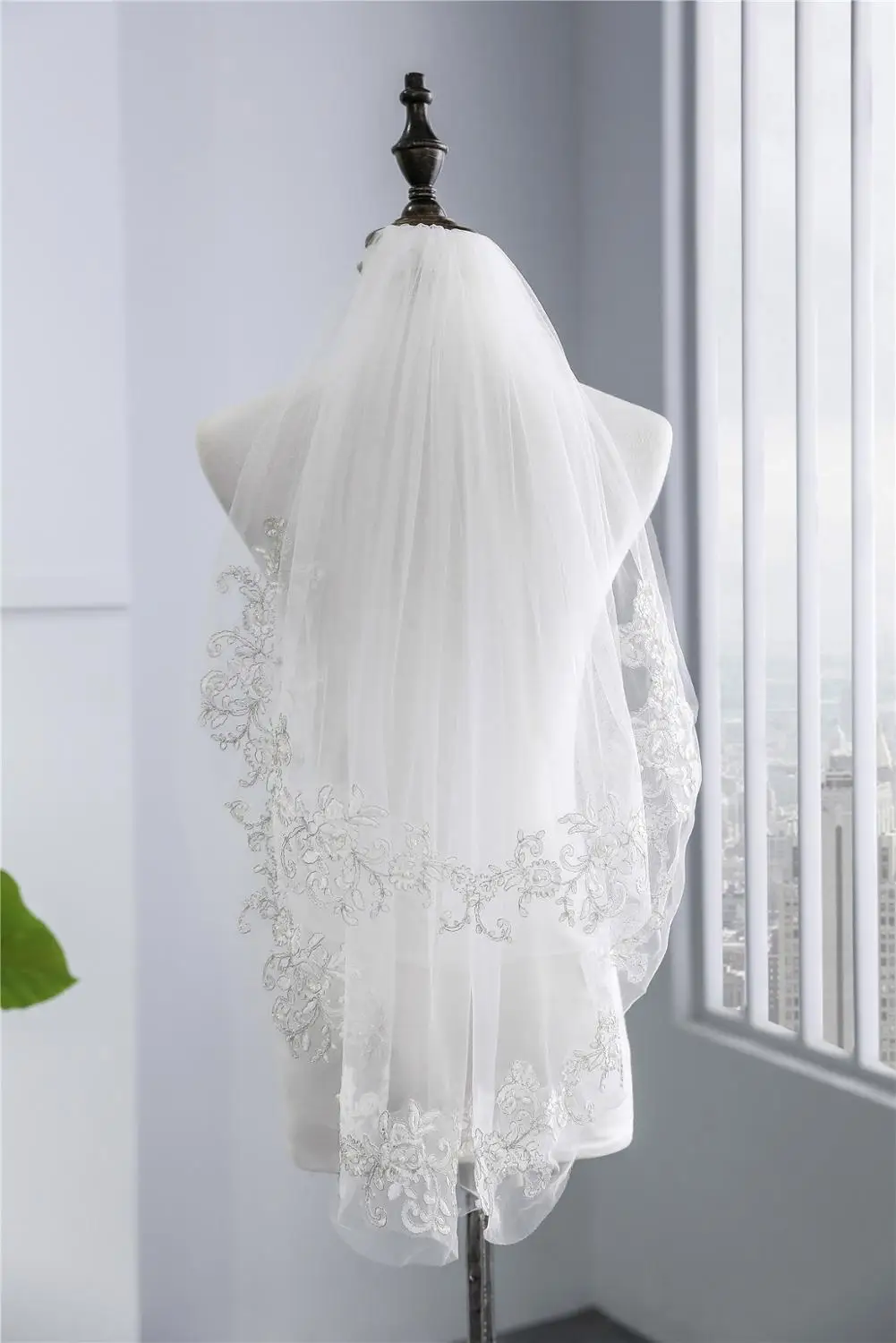 2022 European Short Bridal Veils with Comb White Romantic Lace Appliques Edge Pearls Bride Veil for Wedding Dress Cheap