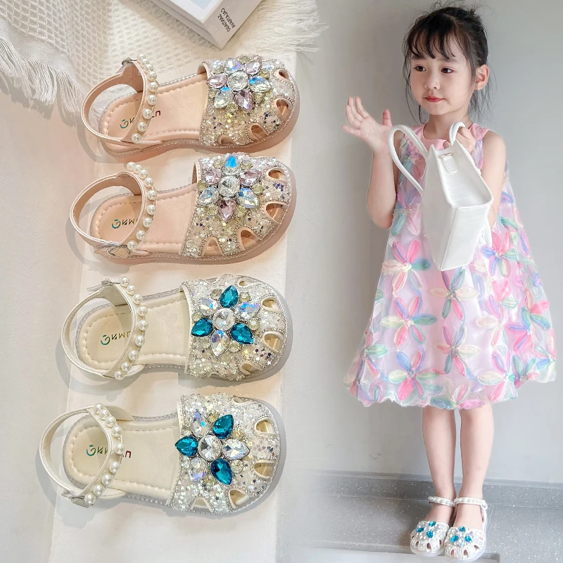 

Обувь для девочек, детские сандалии с носком принцессы, новый летний стиль 2025 года, детская мягкая подошва с кристаллами для больших детей.