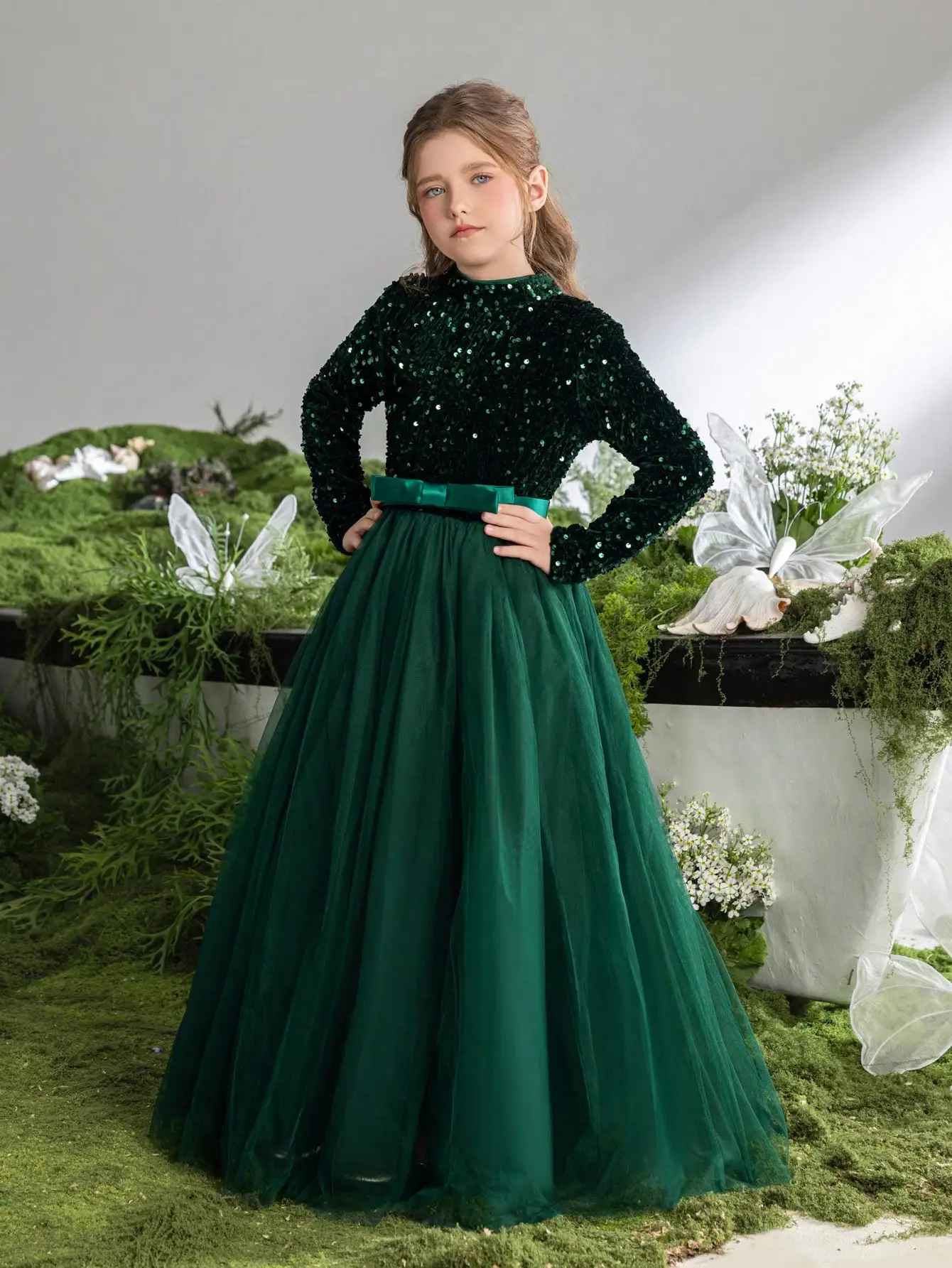 Elegante vestido de princesa de tul con cuello alto y manga larga para niña con silueta estructurada