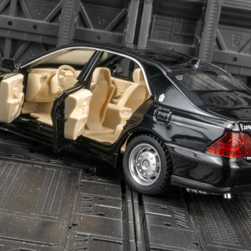 1:32 Modelo de coche de aleación Toyota Crown de 12. a generación, juguete para niños, tiene puertas y capó del motor que se puede abrir en el maletero