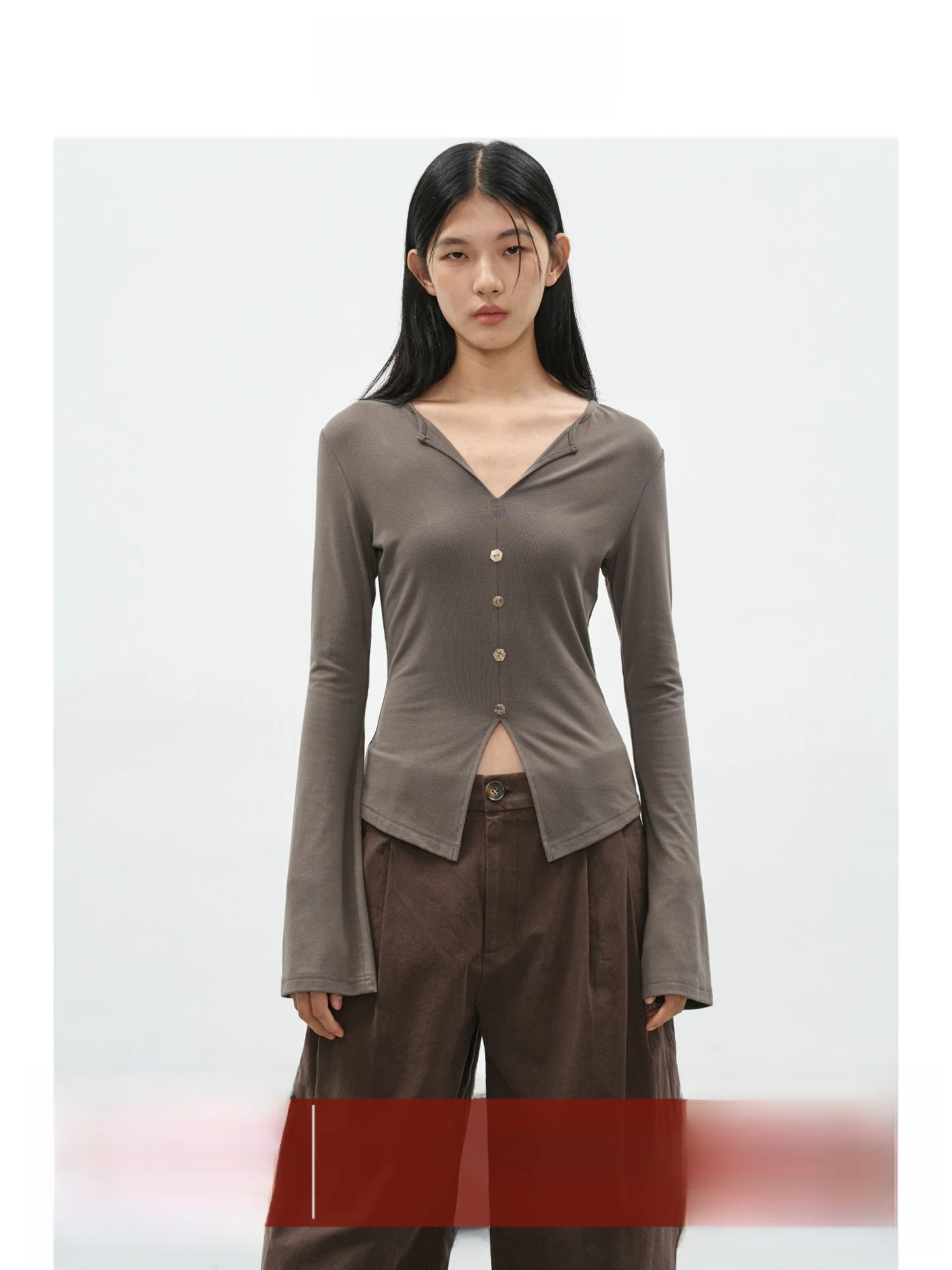 

Женская приталенная футболка EIGHTHMONTH с длинным рукавом, V-образным вырезом и разрезом, повседневная, дышащая, удобная, для ежедневной носки, модный дизайн