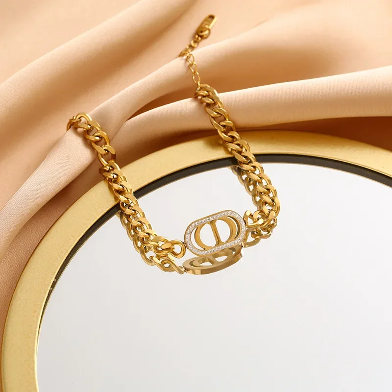 أحدث سوار هيب هوب مزدوج الحروف على شكل حرف D سلسلة سميكة مجوفة من الفولاذ المقاوم للصدأ باللون الأحمر في عام 2025