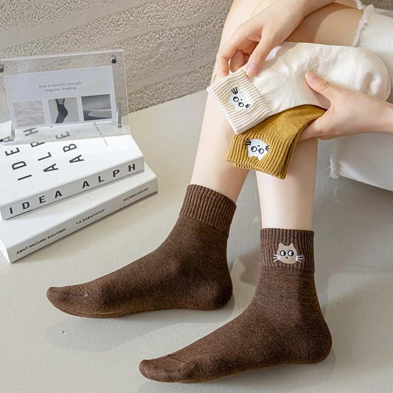 Recién llegado, calcetines deslizantes de Color para mujer, bonitos calcetines con bordado de dibujos animados de gato, calcetines de algodón peinado divertidos de Harajuku japonés para regalo de niñas