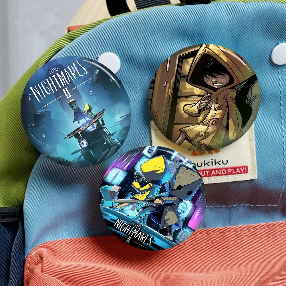 لعبة L-Little Nightmares 58 مللي متر بروش مصنوع يدويًا شارة كرتونية كوسبلاي على ظهره مجوهرات اكسسوارات هدايا