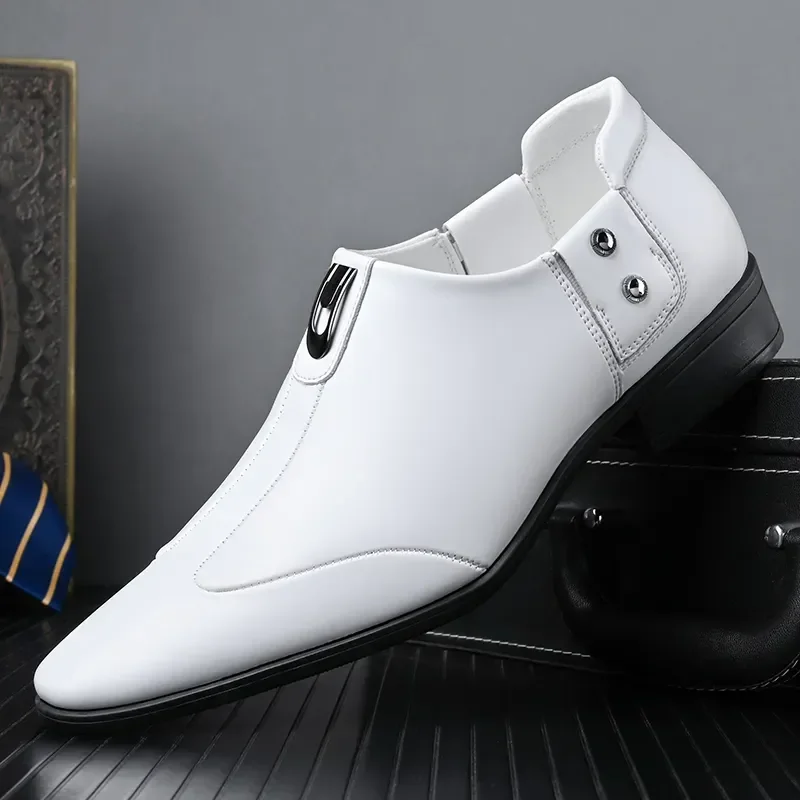 Mocassini Casual da uomo bianchi che guidano mocassino moda uomo comodo Business formale primavera in pelle da uomo pigro scarpe eleganti in metallo