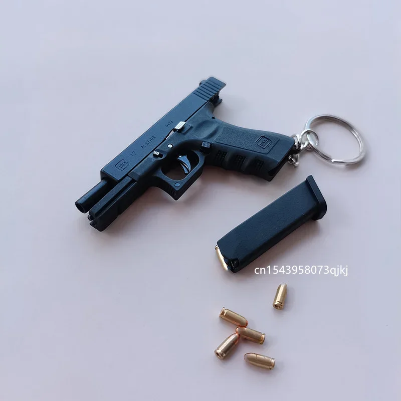 

Portable Gun Model Keychain Glock G17 Pistol Shape Keychain Mini Metal PUBG M29F Desert Eagle Shell Ejection Free Assembly