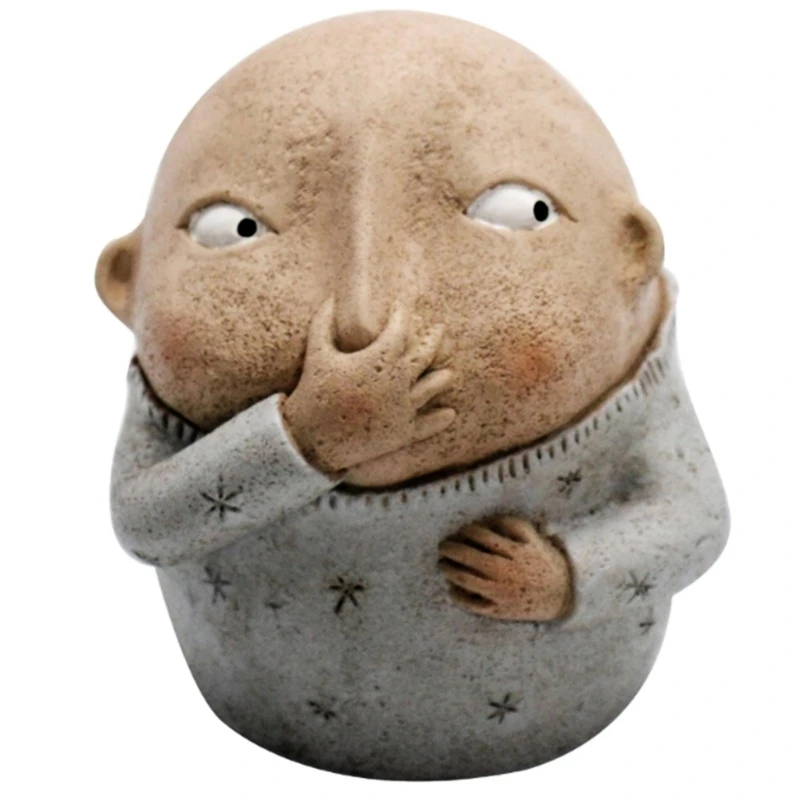 Niño creativo sosteniendo nariz escultura primitiva estatuilla estatua resina pintada a mano