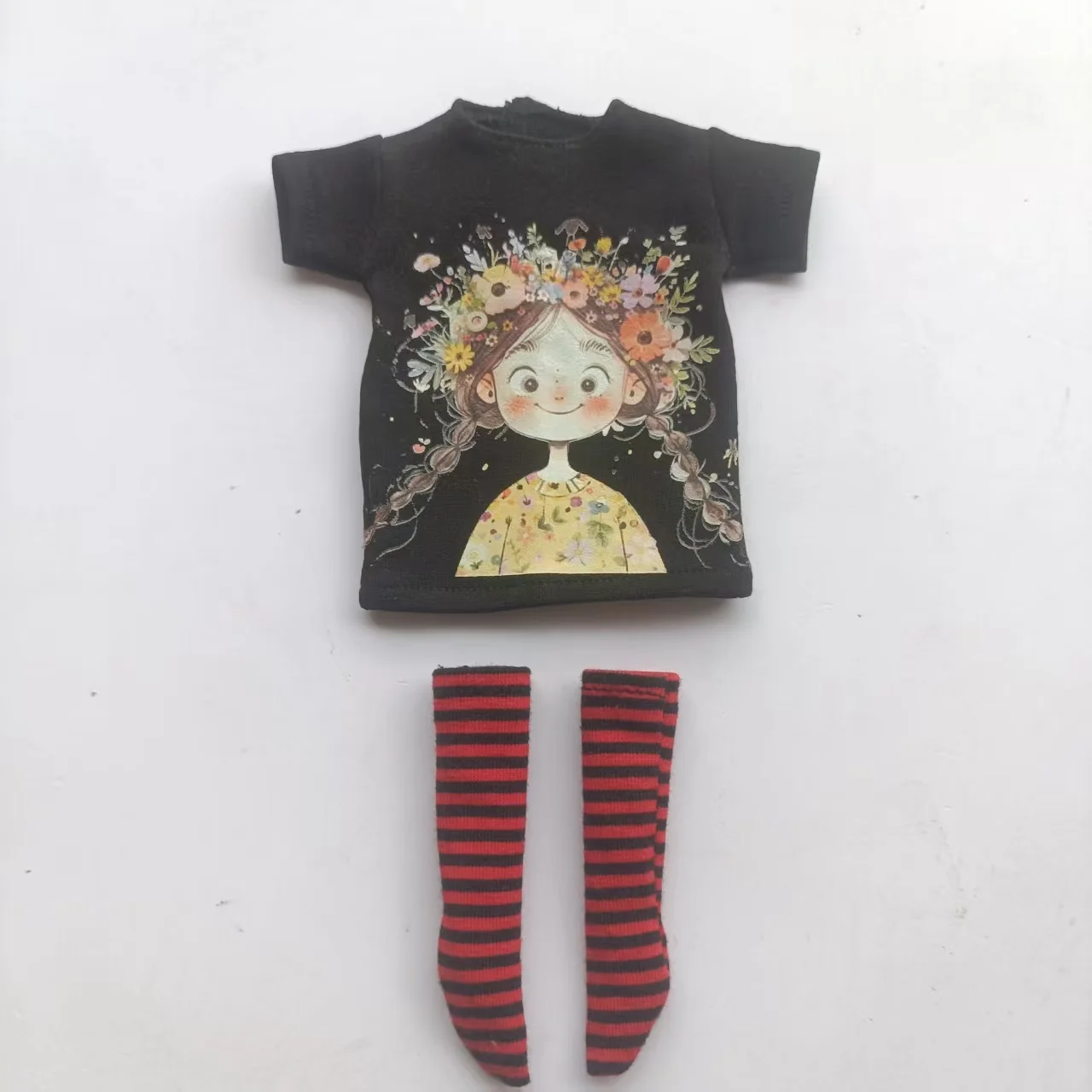 Handgefertigte OB24 1/6 Puppenkleidung, Cartoon-Print Kurzarm-T-Shirt + gestreifte Socken, kann als Zubehör für 1/6 Puppen verwendet werden. – Detail 26