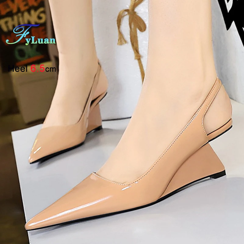 

Новинка 2023 года, женские туфли-лодочки на танкетке 6,5 см, необычный дизайн на танкетке, женские туфли на среднем каблуке, зеленые, красные, с полым ремешком сзади, с открытой пяткой