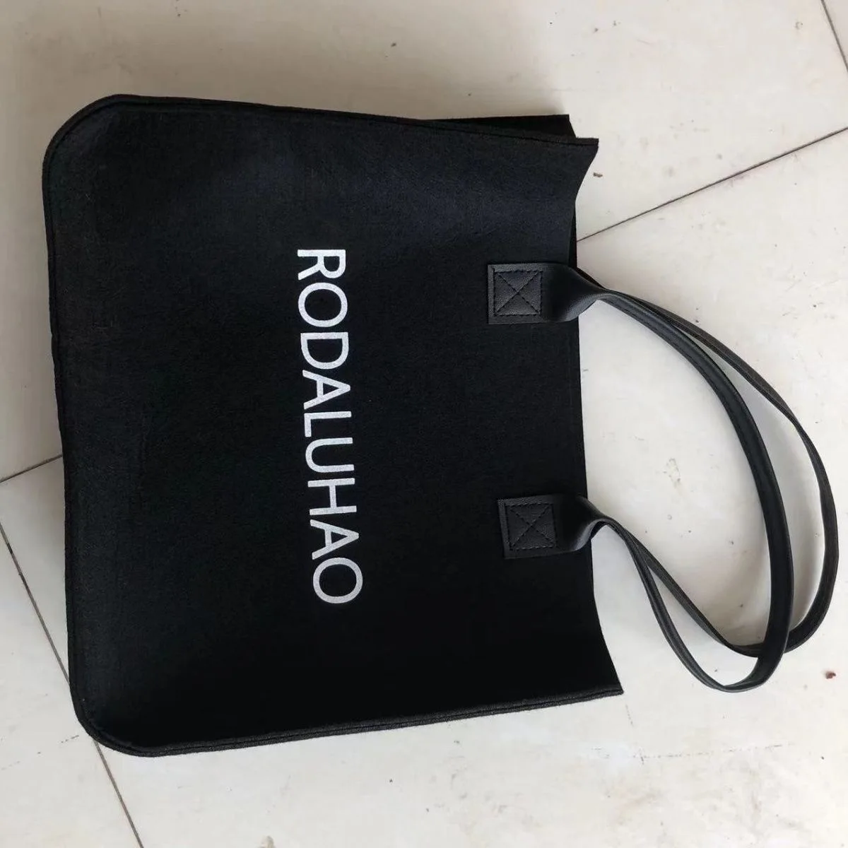 Bolso de mano de fieltro para mujer, bolsa de compras de gran capacidad, a la moda y minimalista, con letras en inglés y negro, novedad de 2024