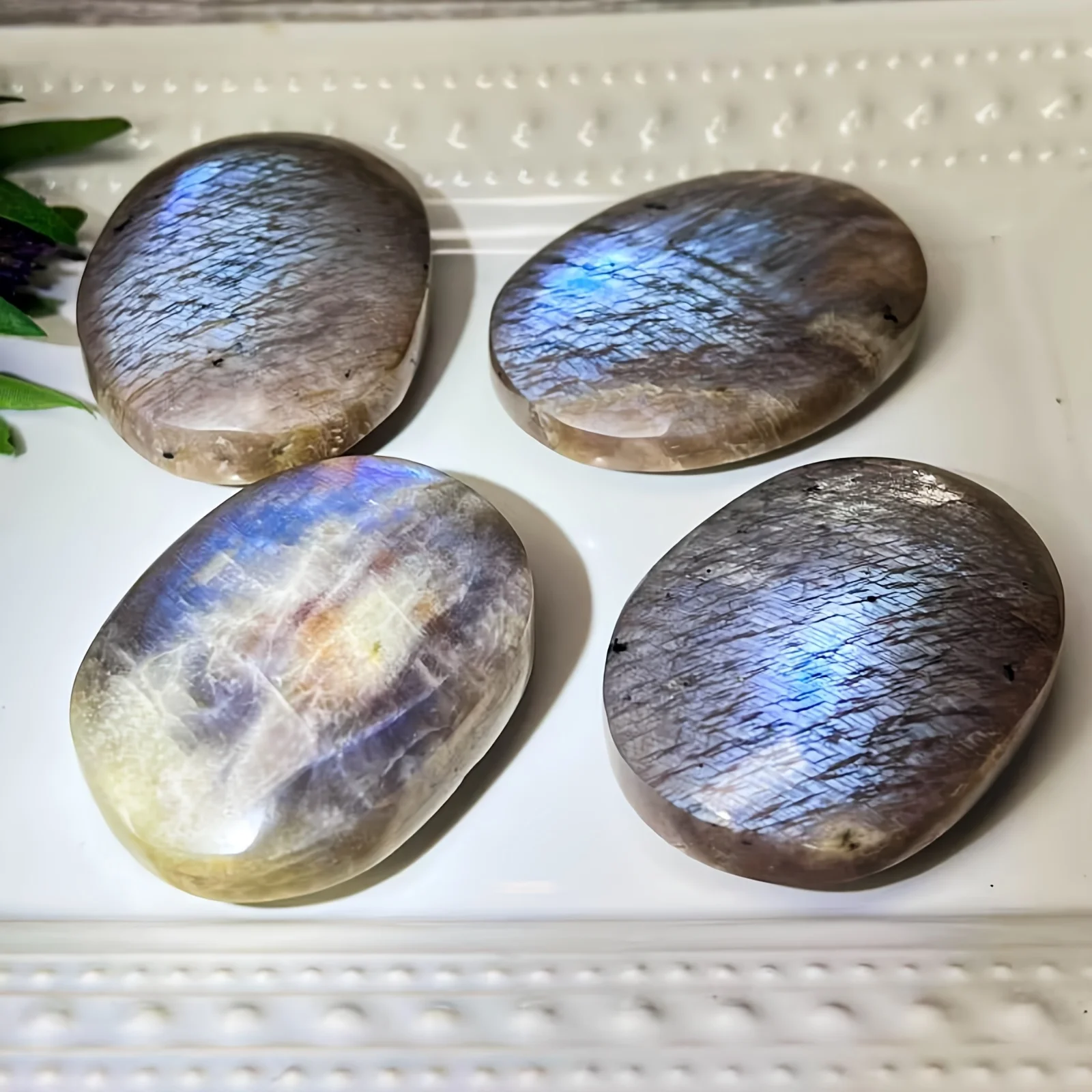 

1PC Blue Moonstone Palm Stone, Golden Radiance Pattern, Home & Desktop Decor, Ideal for Valentine'S Day kawaii room decor