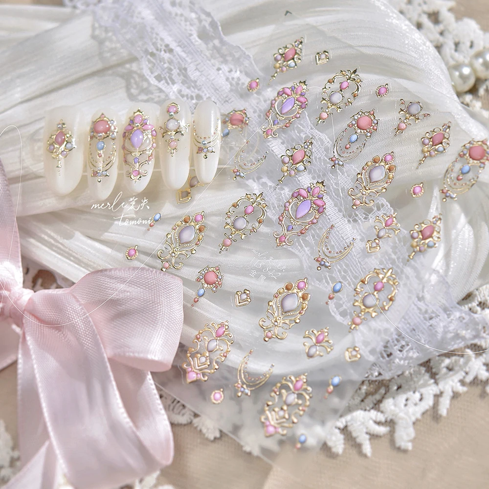 ピンクジェムズ 5D ネイルアートステッカー エンボス加工ゴールドネイルアートステッカーデカール 高級ラインストーン付き メイスデザイン 自己粘着スライダー