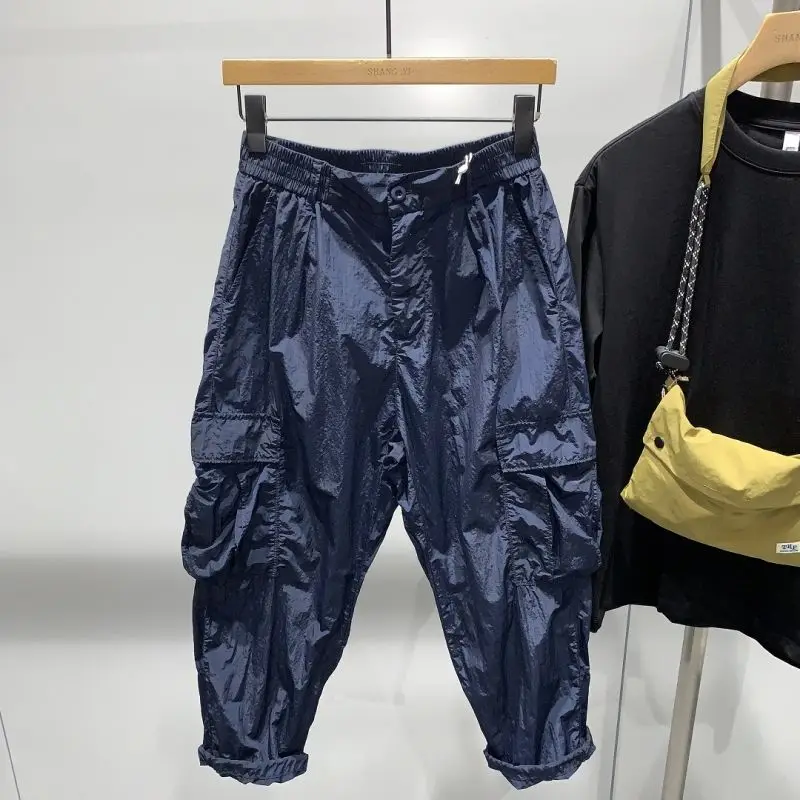 Calça com comprimento do tornozelo estilo americano masculina, elástico na cintura, bolsos com zíper, tendência, versátil, estilo fino solto, pés encadernados, verão