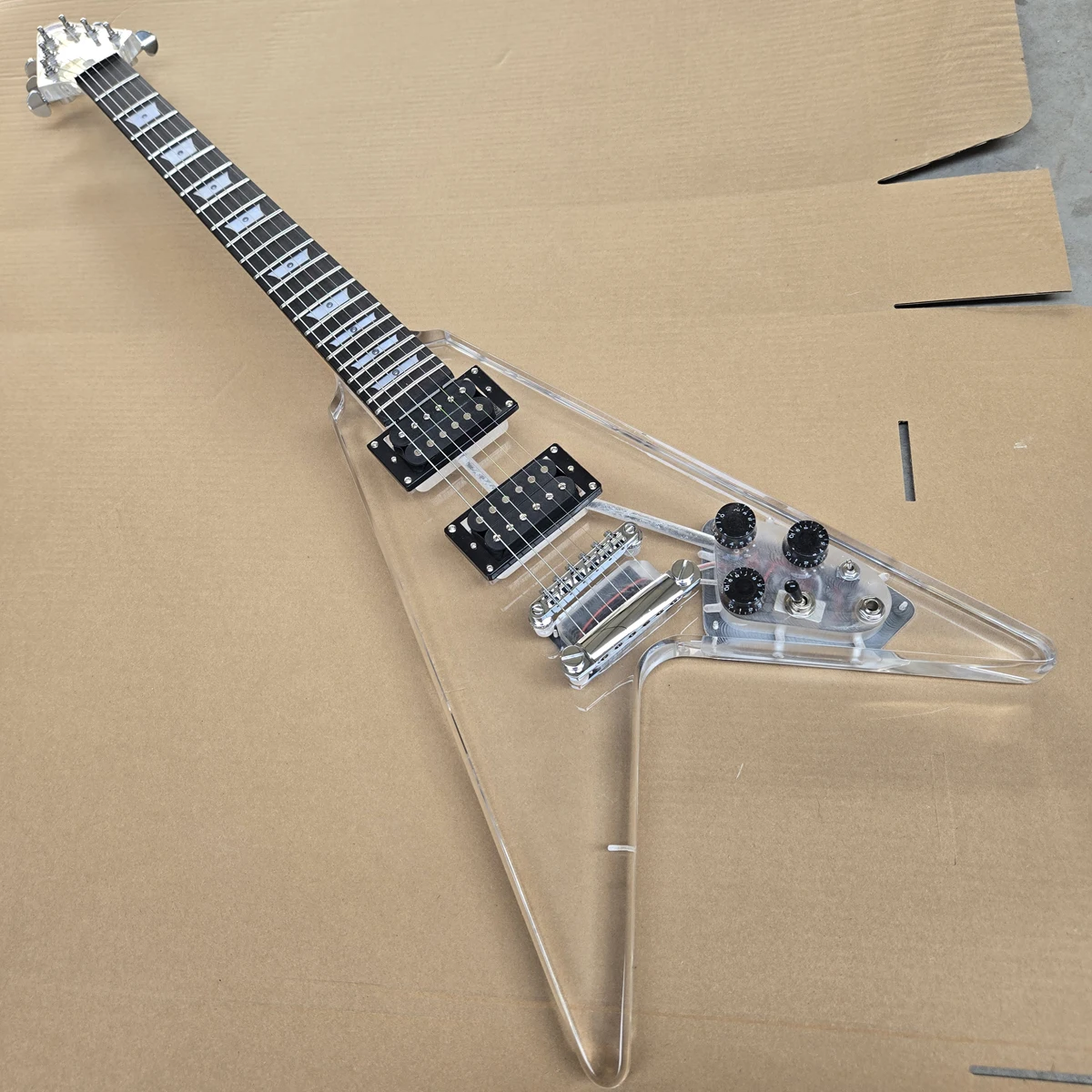 

Электрогитара V-образной формы, высококачественная акриловая электрогитара, звукосниматели H-H, синяя подсветка, бесплатная доставка.