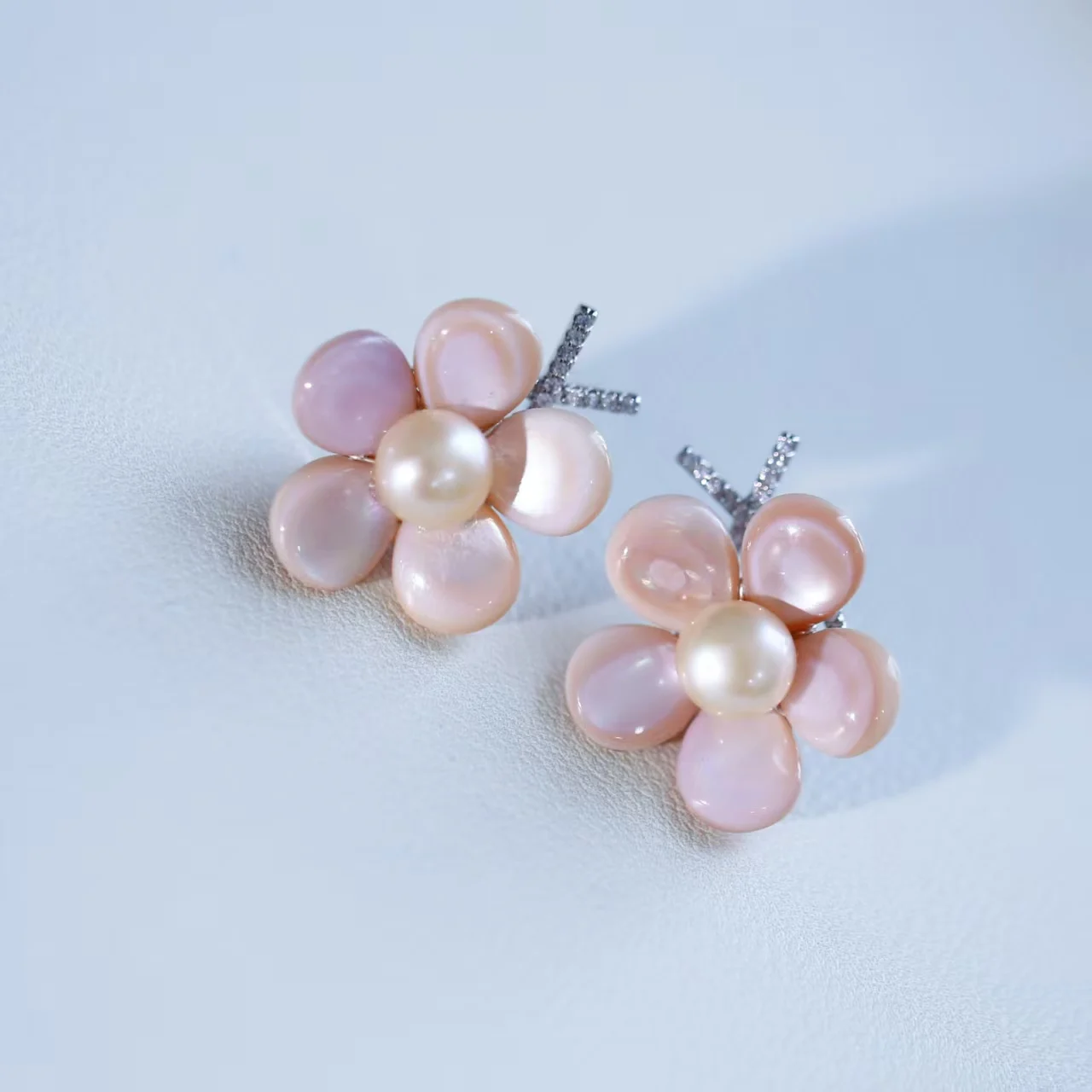 

Handmade Hand-woven Pink Queen Conch Paired With Freshwater Baroque Flower Design Pearl Earring Fine Fashion Jewelry