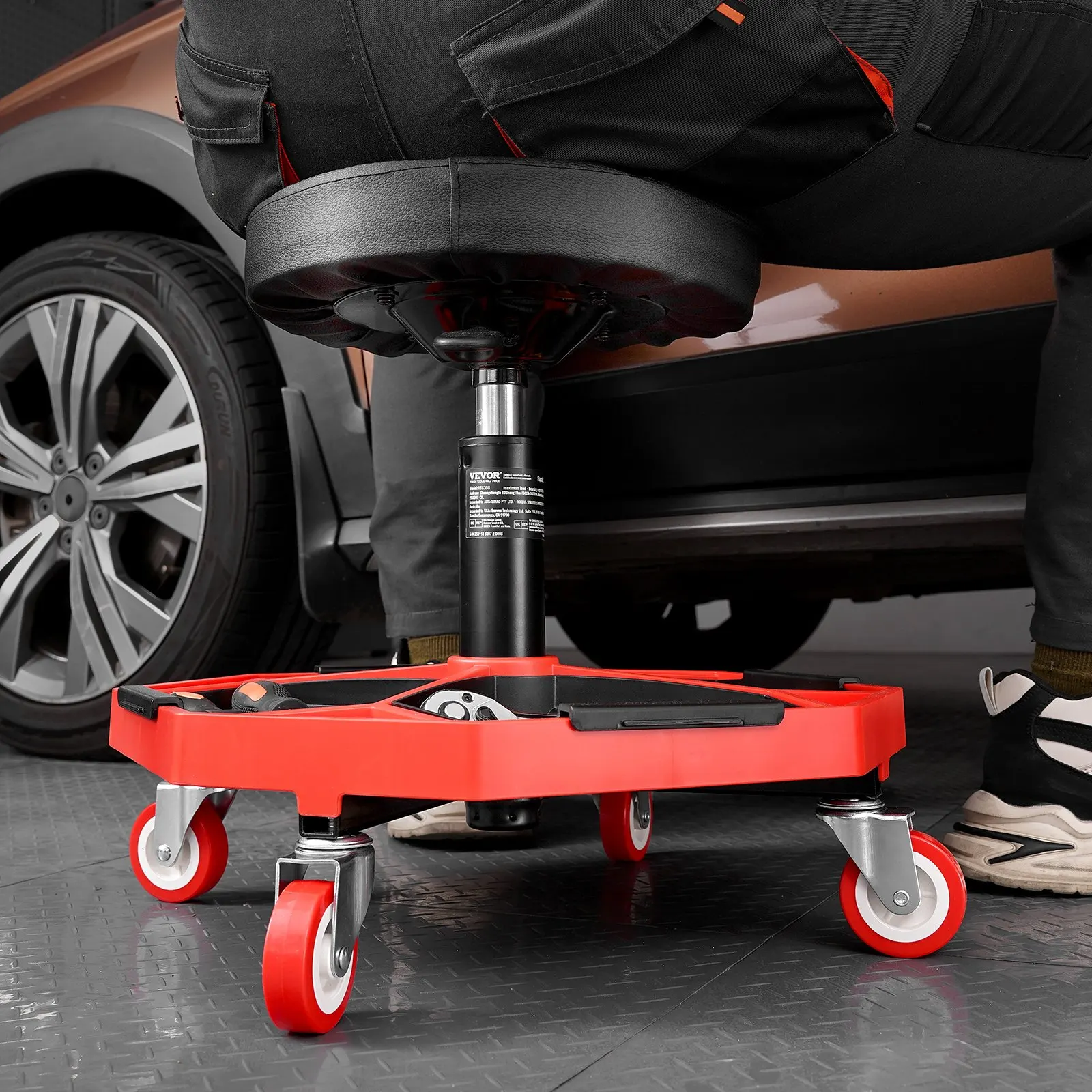 Tabouret d'atelier roulant réglable en hauteur 420-550 mm, charge maximale 136 kg, cadre noir et rouge avec plateau de rangement pour outils, siège de travail rembourré mobile pour projets de réparation automobile en garage