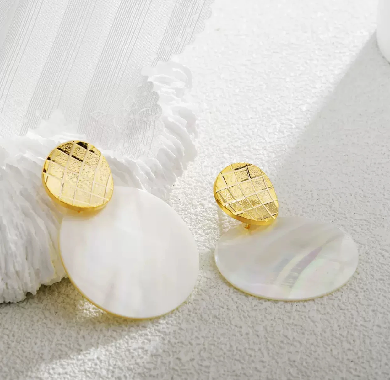 

Elegant and luxurious shell earrings, circular piecing, fashionable and simple, high-end feeling, geometric earrings
