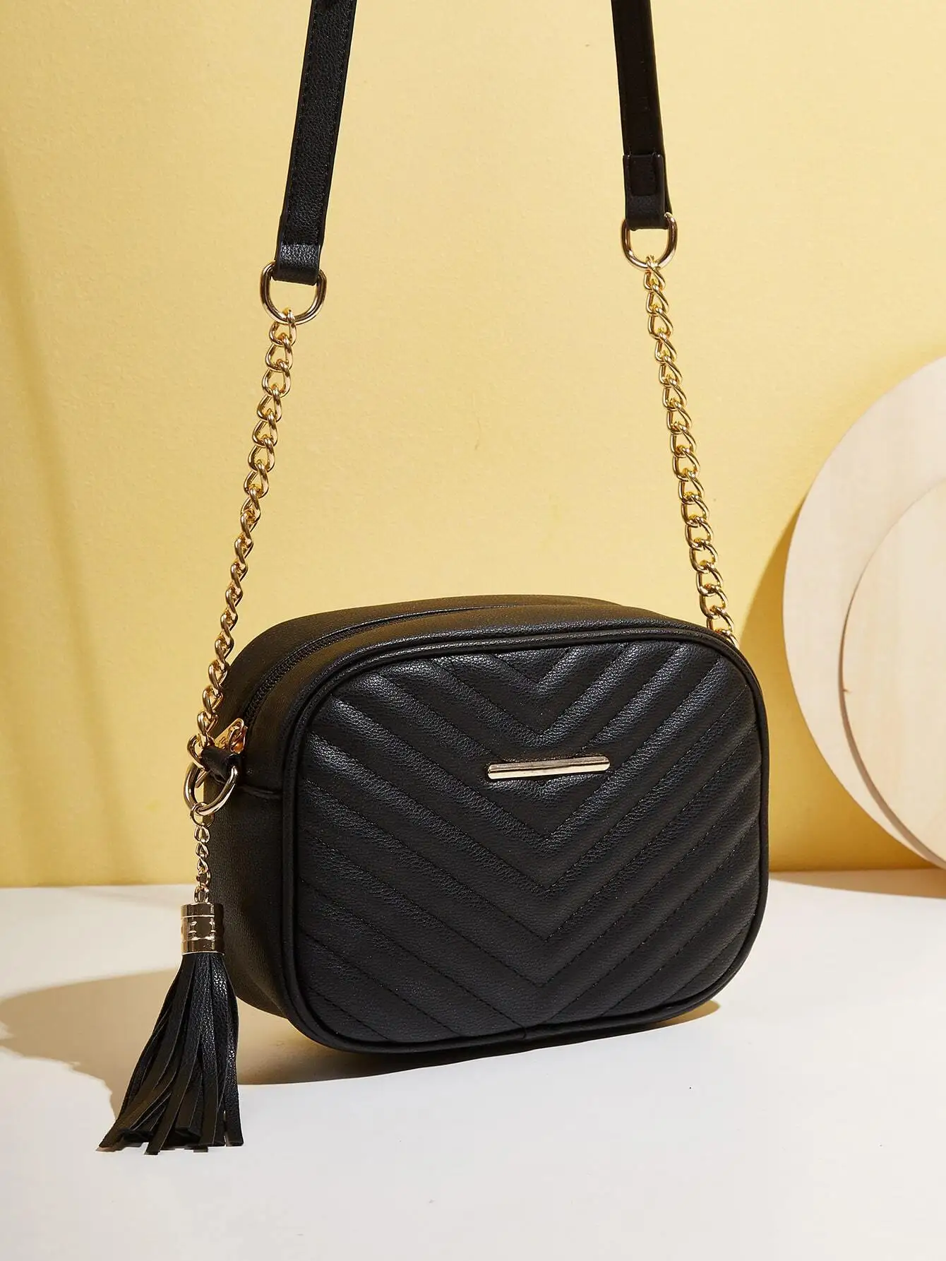 

Черная стеганая сумка-кроссбоди с золотой цепочкой и кисточкой