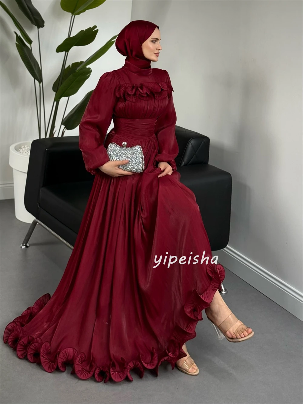Maßgeschneiderte formelle Abendkleider, hoher Kragen, gerüschte Falte, A-Linie-Abschlussballkleid, moderner Stil, bodenlanges Partykleid aus Saudi-Arabien