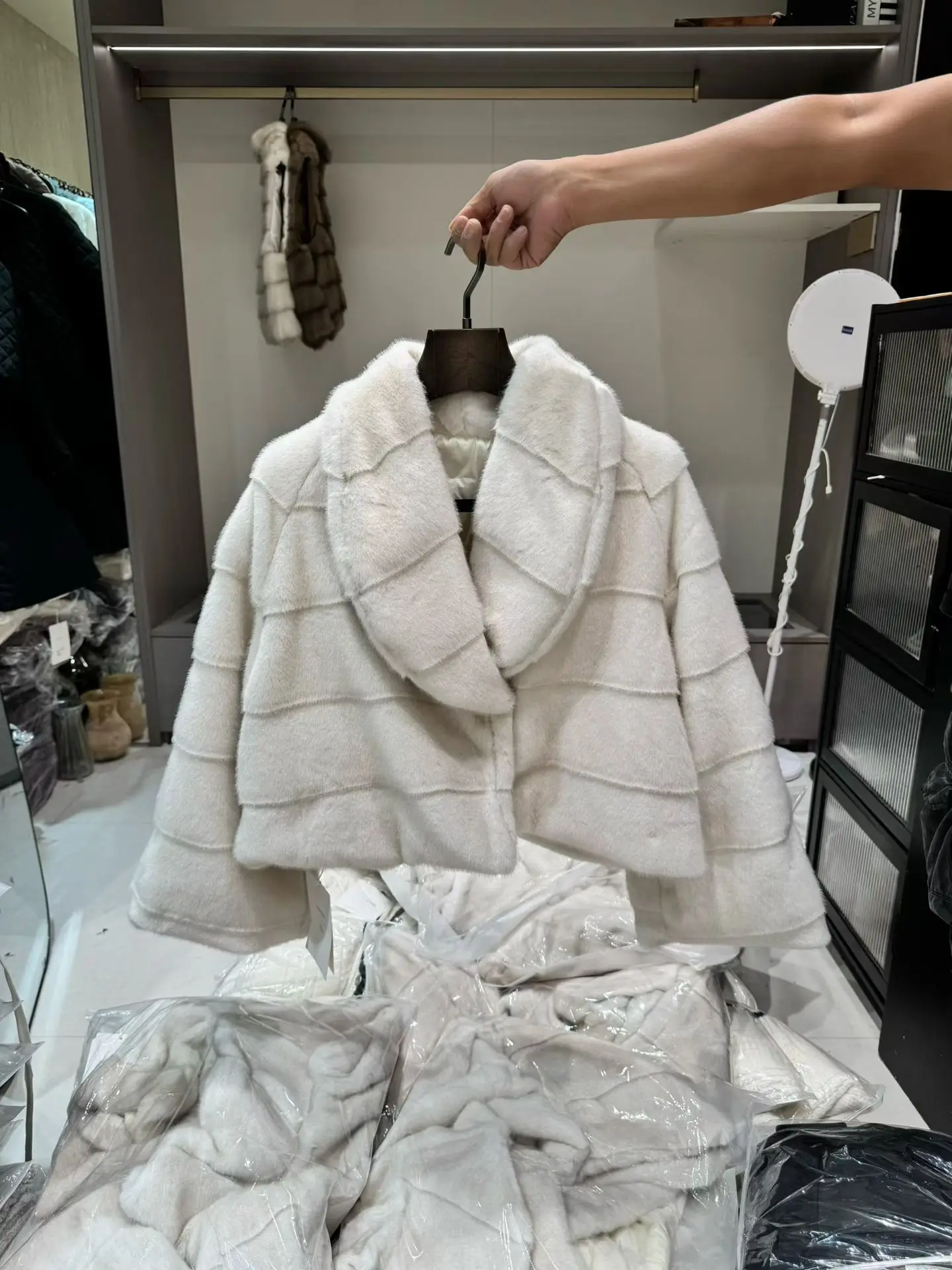 เสื้อโค้ทขนเฟอร์เทียมสำหรับผู้หญิง สไตล์หรูหรา แขนยาว ปกพับได้ ทรงหลวม สีพื้น สำหรับฤดูใบไม้ร่วงและฤดูหนาว