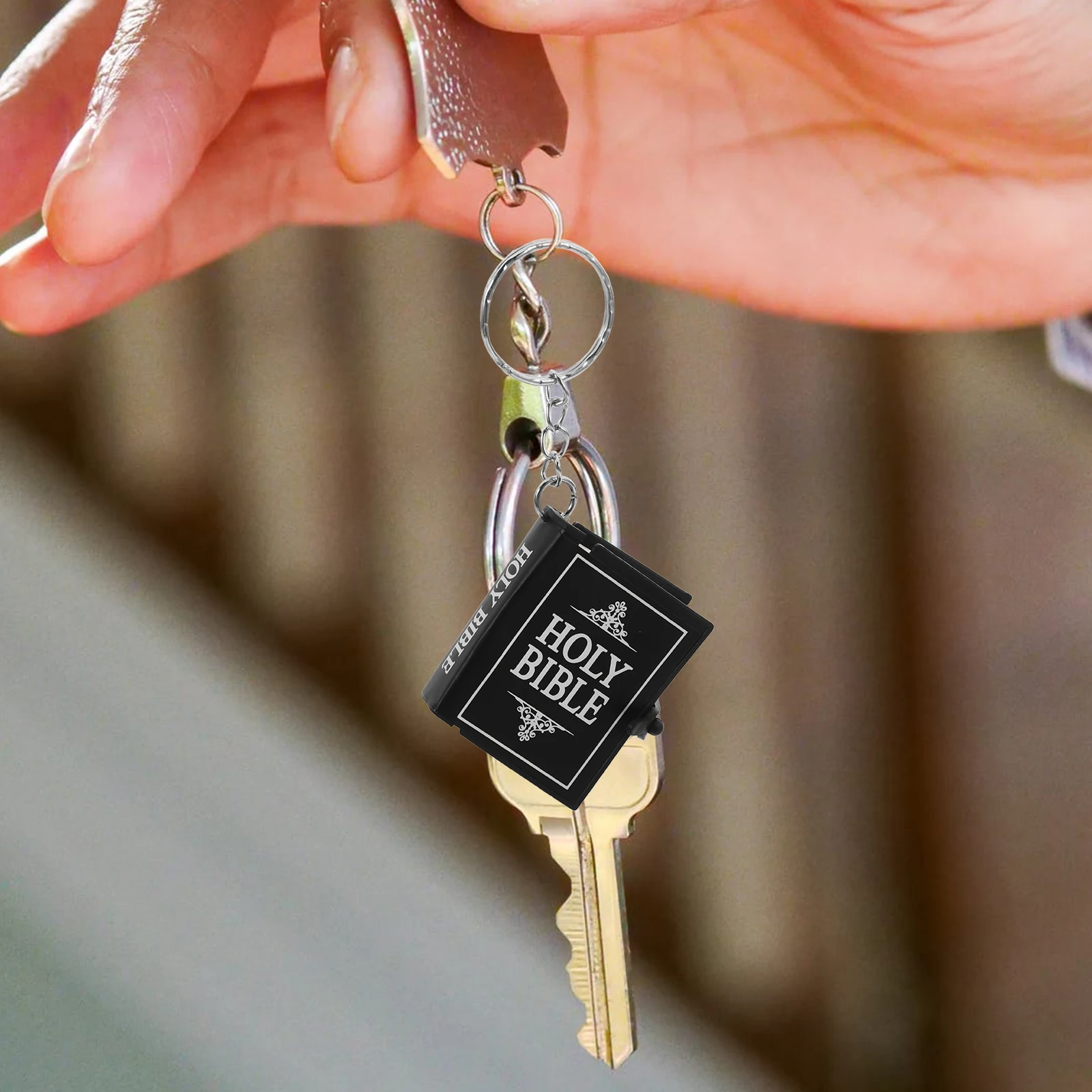 

4Pcs Miniature Bible Keychain Set Bible Verse Inspirational Keychain Clips Church Presents Party Favors Gift Miniature Books