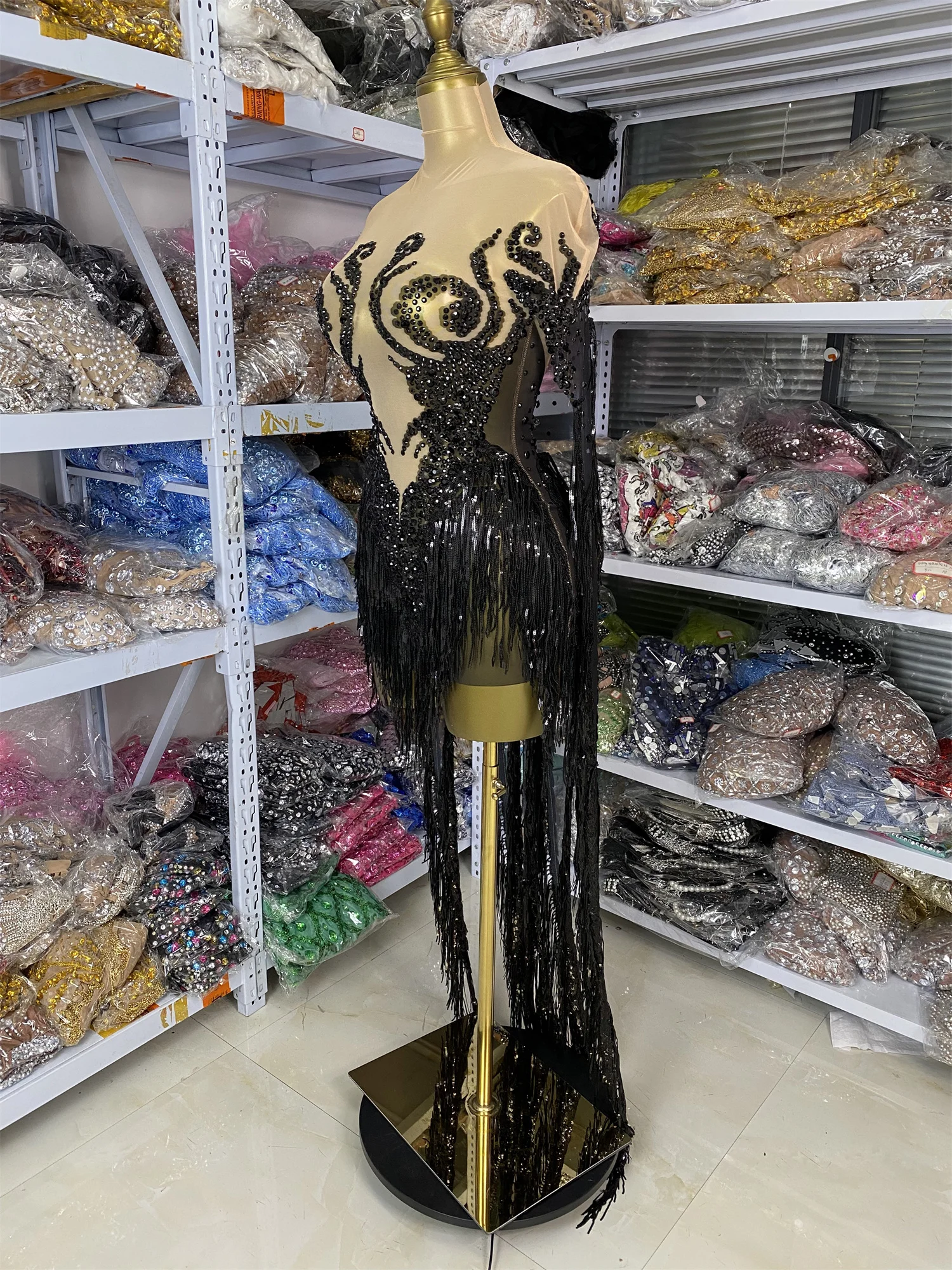 فساتين ملهى ليلي للنساء أزياء راقصة لامعة بأحجار الراين السوداء ترتر شرابة شبكية شفافة من خلال أزياء المسرح الصغيرة غير المتماثلة #1