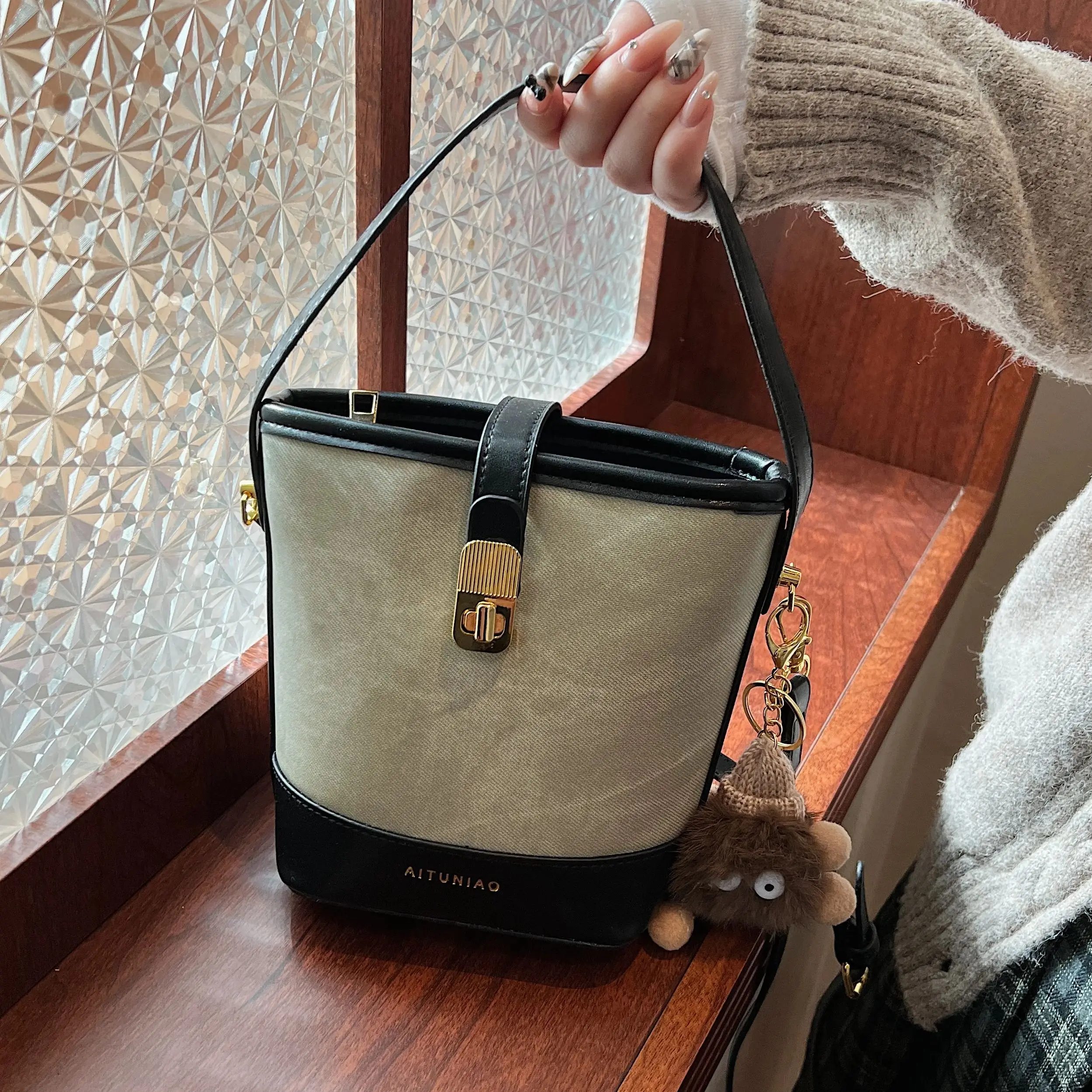 

Zeyph A Sleek And Minimalist Bucket Bag Ink Painting Vintage Style Crossbody Bag Handbag Made Of Pu Material