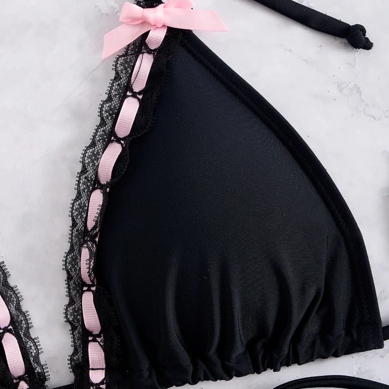 Sexy schwarzer Bikini-Badeanzug mit Spitzenriemen und Schleife