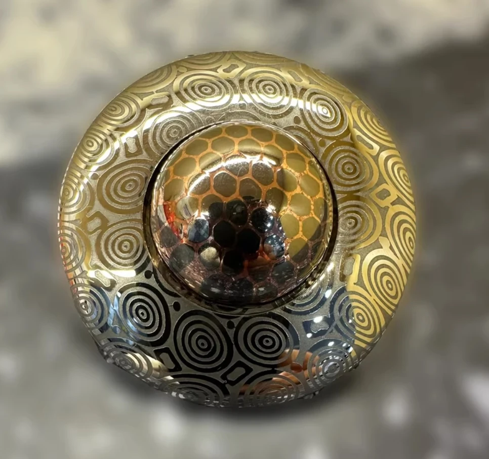 تستخدم EDC NJT Ruifen UFO + فائقة التوصيل الكرة زر سبينر جيروسكوب بأطراف الأصابع الضغط اللعب