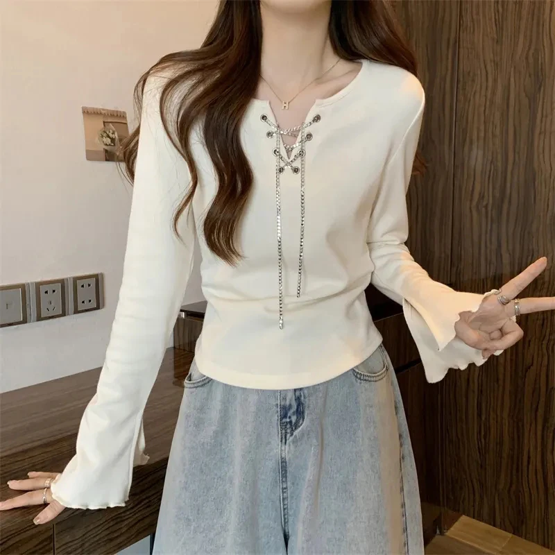 Fashion Chain Lace Up T Shirts Women Korean Chic V Neck Flared Sleeve Casual Top Y2K Female Harajuku Streetwear Slim Crop Tees