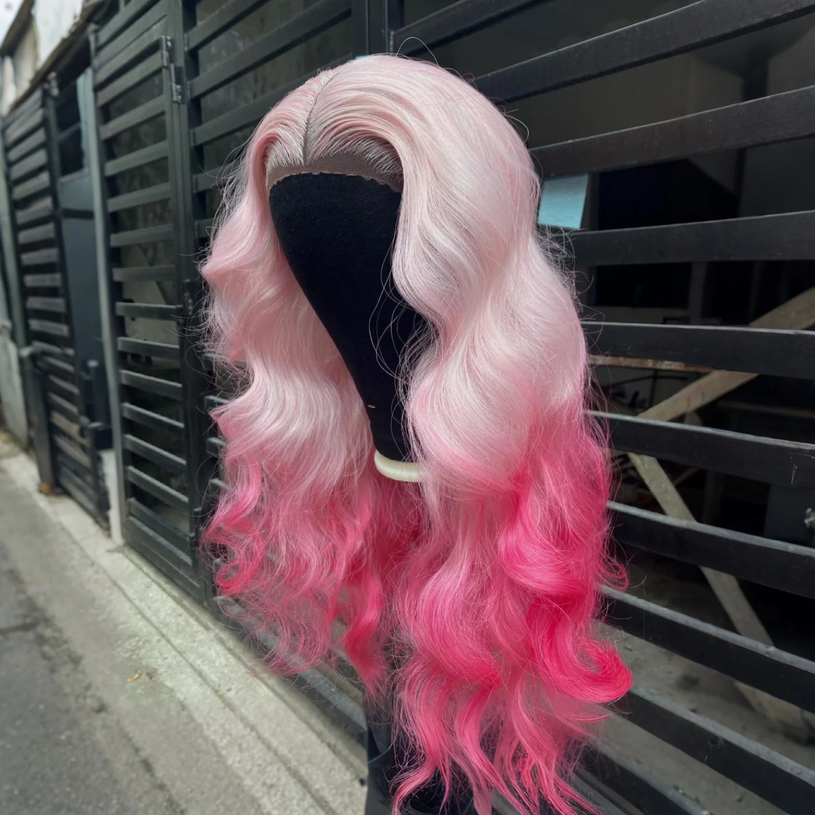 Long Pink Ombre Wig  Body Wave Synthetic Hair Middle Part 13X4 Curly Wavy Light Pink Highlight Gradient Colored Wigs for Women