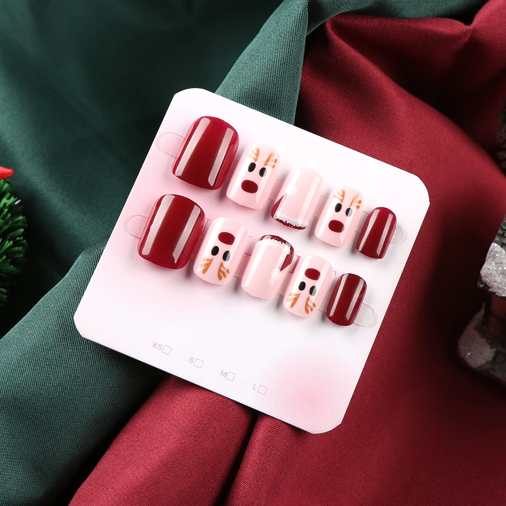 قبعة عيد الميلاد الحمراء والغزلان الصغيرة الأظافر المزيفة ، فن الأظافر القصير اللطيف ، الضغط الاصطناعي على الأظافر ، أظافر عيد الميلاد DIY ، 24 *