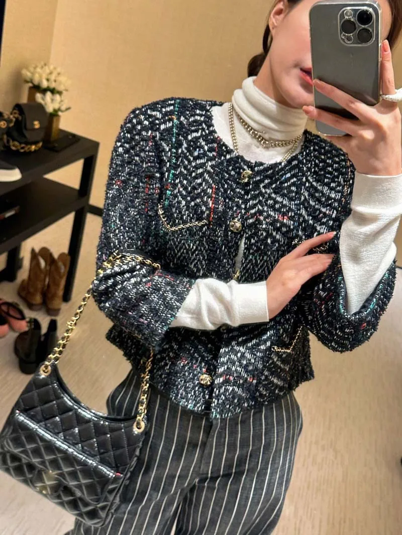 Ms. Fan, a socialite, has a fashionable aristocratic jacket made of light luxury coarse tweed woven woolen fabric, and a top